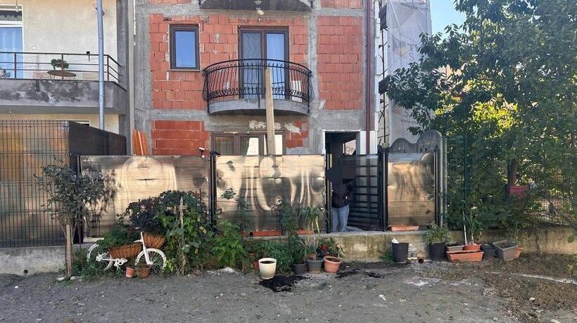  „Ca la noi, la nimenea”.  Poarta unei case din Pitești dădea în curtea unei şcoli, iar o conductă deversa apă pluvială în curtea unităţii