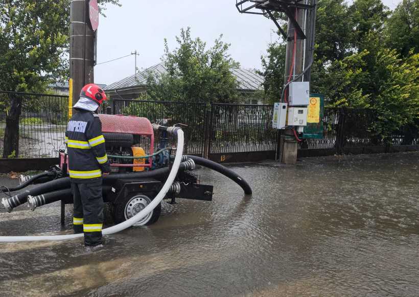  O localitate din Constanța este izolată din cauza inundațiilor. A plouat în 24 de ore cât pentru două luni