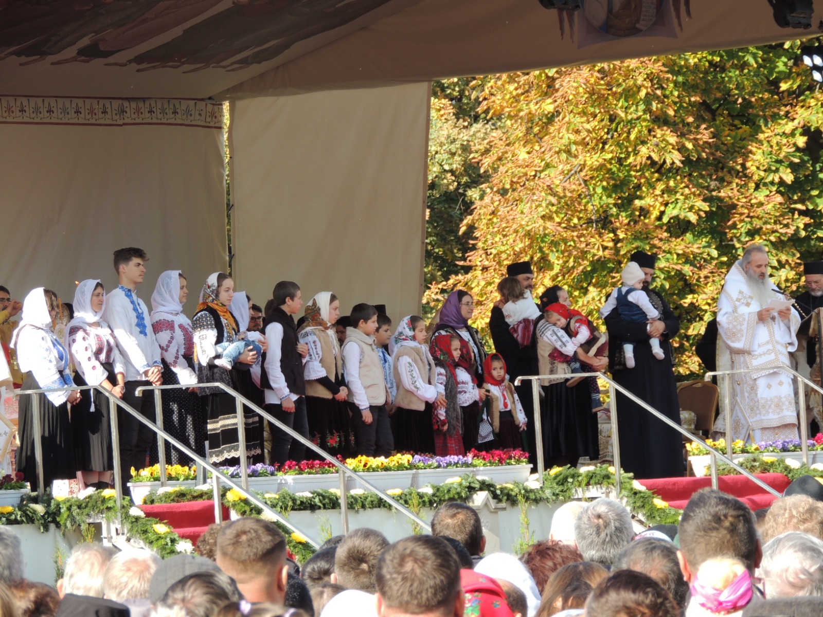 Cine sunt cei trei preoţi cu mulţi copii care au primit distincții de la IPS Părinte Teofan, la sărbătoarea Sfintei Cuvioase Parascheva