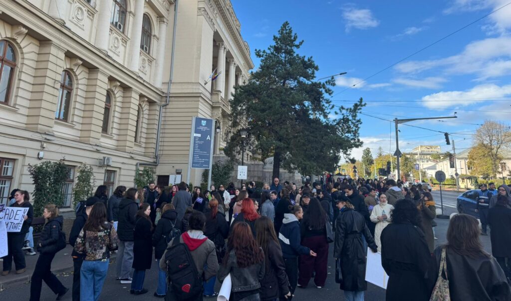  UPDATE VIDEO Sute de persoane au ieșit în stradă, în Copou, la Marșul „Împreună pentru siguranța femeilor”