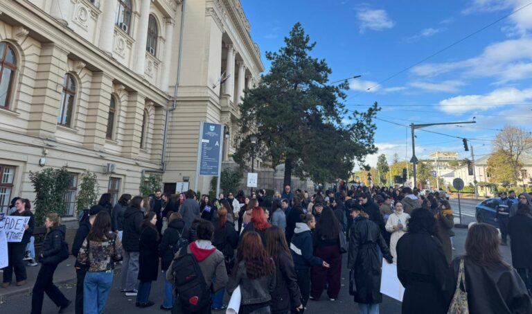 UPDATE VIDEO Sute de persoane au ieșit azi în stradă, în Copou, la Marșul „Împreună pentru siguranța femeilor