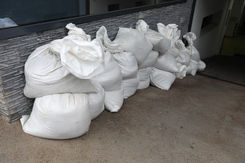  Mai mulți saci cu nisip puşi pe străzi împotriva inundaţiilor au fost furaţi. Ce spune Primăria Constanța