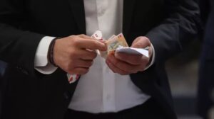 Salariile în Moldova rămân printre cele mai mici din țară. Ce angajați ar trebui să se aștepte să primească mai mulți bani de anul viitor?