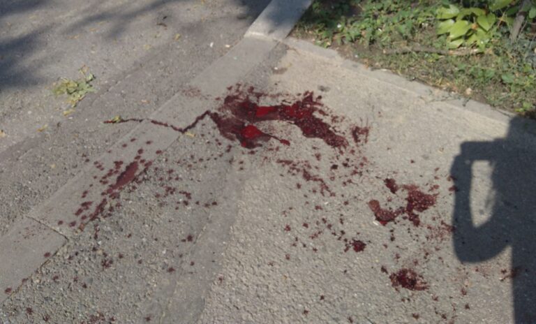 Ploieşti: Urme de sânge pe fereastra unui imobil de la etajul al treilea. Când au ajuns echipajele, un bărbat de 75 de ani a căzut în gol