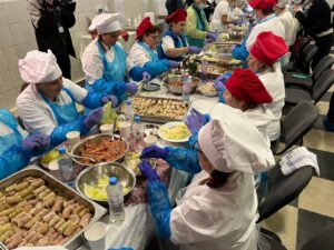 Reportaj din „împărăția sarmalelor”. Am fost să vedem cum se fac cele 60.000 de sarmale pentru pelerinii Sfintei. Care este rețeta? - FOTO