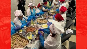 Reportaj din „împărăția sarmalelor”. Am fost să vedem cum se fac cele 60.000 de sarmale pentru pelerinii Sfintei. Care este rețeta? - FOTO