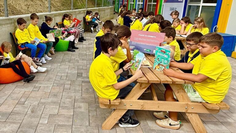 Elevii de la școala din Valea Lupului se bucură de un nou spațiu pentru pauze, în curtea școlii