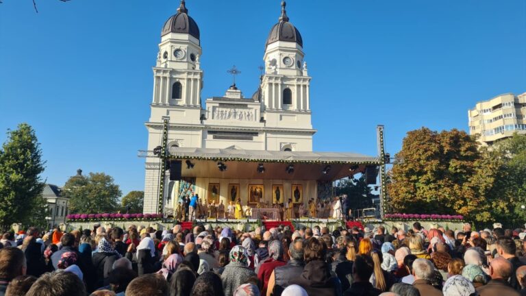 Programul complet al manifestărilor religioase prilejuite de Hramul Sfintei Cuvioase Parascheva. Cum va fi organizat rândul de pelerini