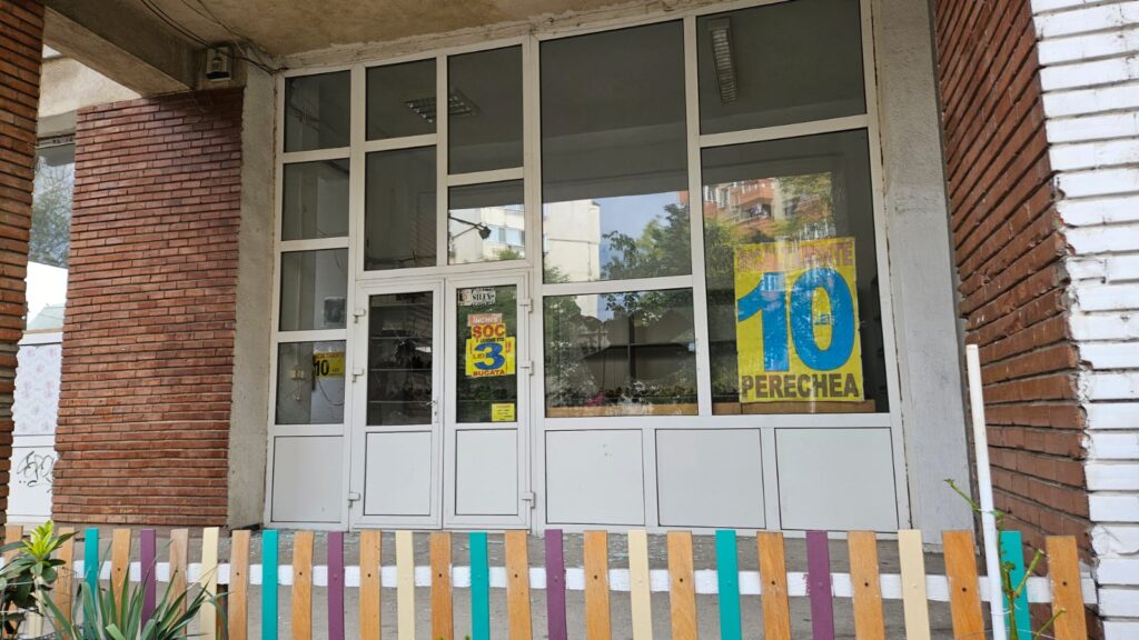  O spargere ciudată la Iași: magazin de haine second-hand prădat de hoți noaptea. Paguba cea mai mare: geamurile sparte