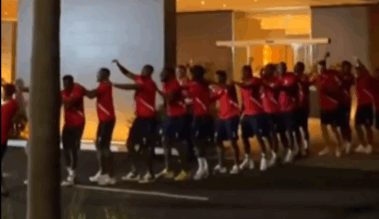 Reacţie neaşteptată a jucătorilor naţionalei din Surinam după ce suporterii selecţionatei din Panama au făcut gălăgie în faţa hotelului