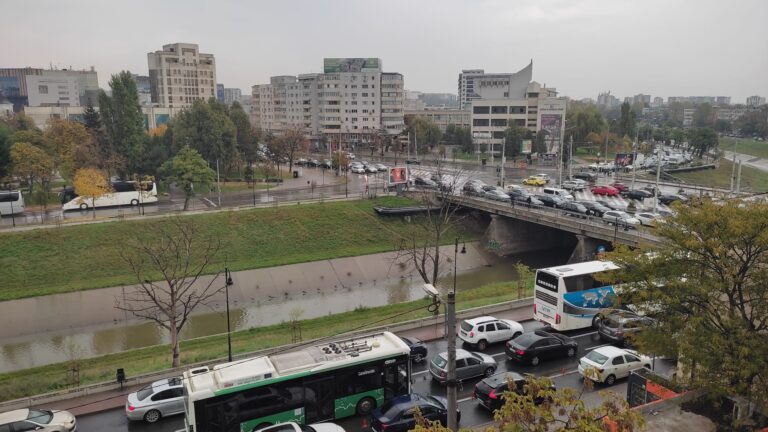 Iașul, blocat de prima ploaie: Intersecția Podu Roș paralizată sâmbătă la amiază