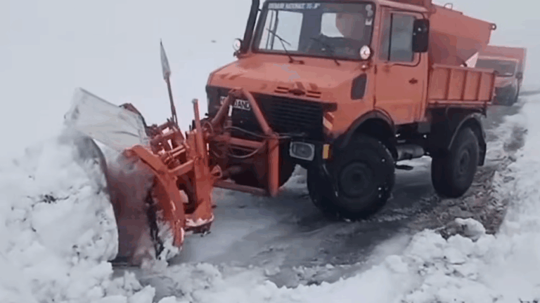 Transalpina rămâne închisă. Stratul de zăpadă măsoară 40 de centimetri