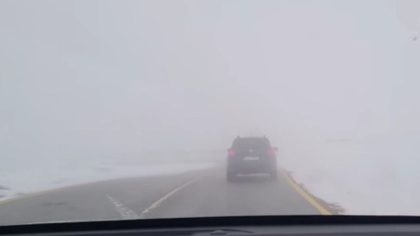 Încă un sector din Transalpina se închide, din cauza viscolului, a avalanşelor şi a căderilor de stânci - VIDEO