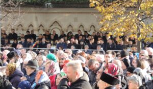 Cine s-a aflat în tribuna oficială de hramul Sfintei Parascheva: de la șefi ai administrației locale la vedete TV precum Denise Rifai