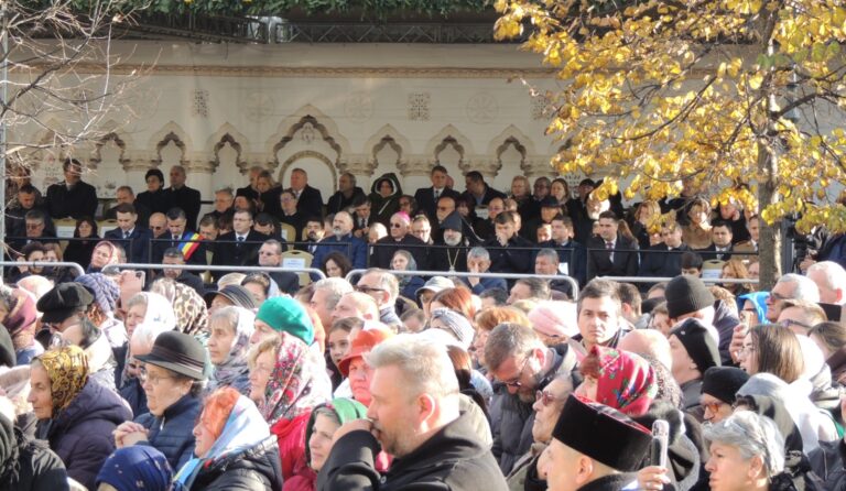 Cine s-a aflat în tribuna oficială de hramul Sfintei Parascheva: de la șefi ai administrației locale la vedete TV precum Denise Rifai