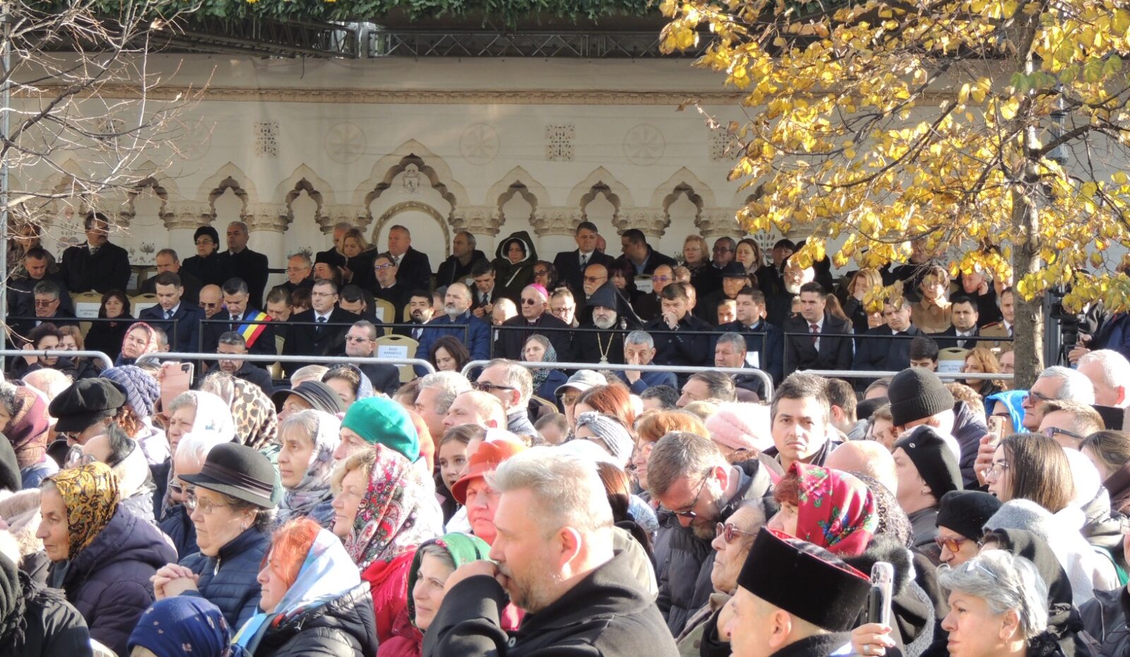 Cine s-a aflat în tribuna oficială de hramul Sfintei Parascheva: de la șefi ai administrației locale la vedete TV precum Denise Rifai