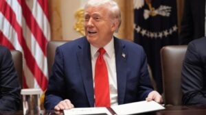 Trump îi acuză pe democraţi că promovează ”din nou farsa Epstein”. 