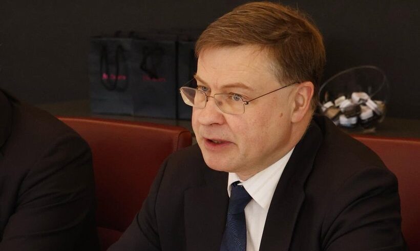 După ce premierul Lecornu amână reforma pensiilor, Bruxelles-ul avertizează Franţa să-şi respecte promisiunile bugetare