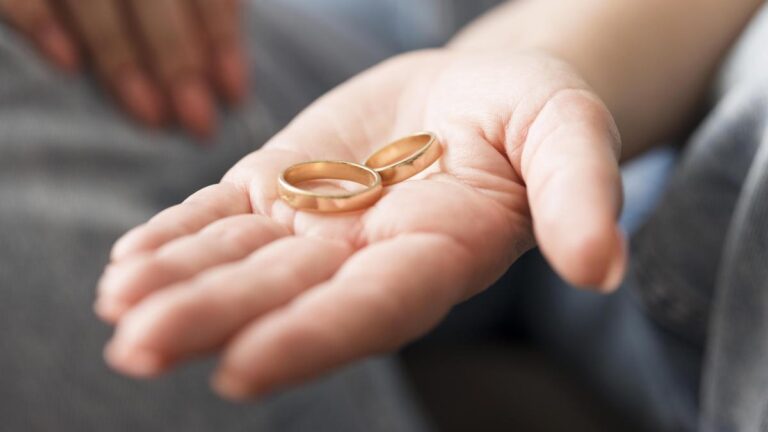 Ministrul Sănătăţii, mesaj dur: Renunţaţi la verighetă sau plecaţi din ATI! Pentru că acea verighetă poate omorî un om