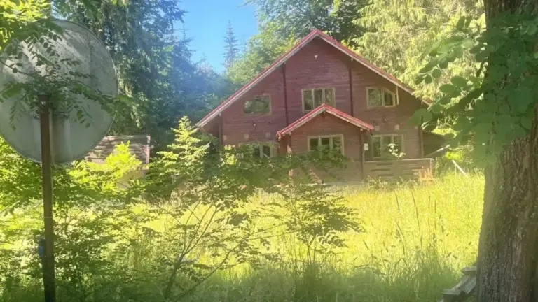 Bunurile ascunse ale „fabricii de permise” din Suceava, scoase la vânzare de ANABI