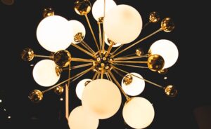 Cum alegi inteligent între lustre și plafoniere LED în funcție de nevoile fiecărei camere (P)