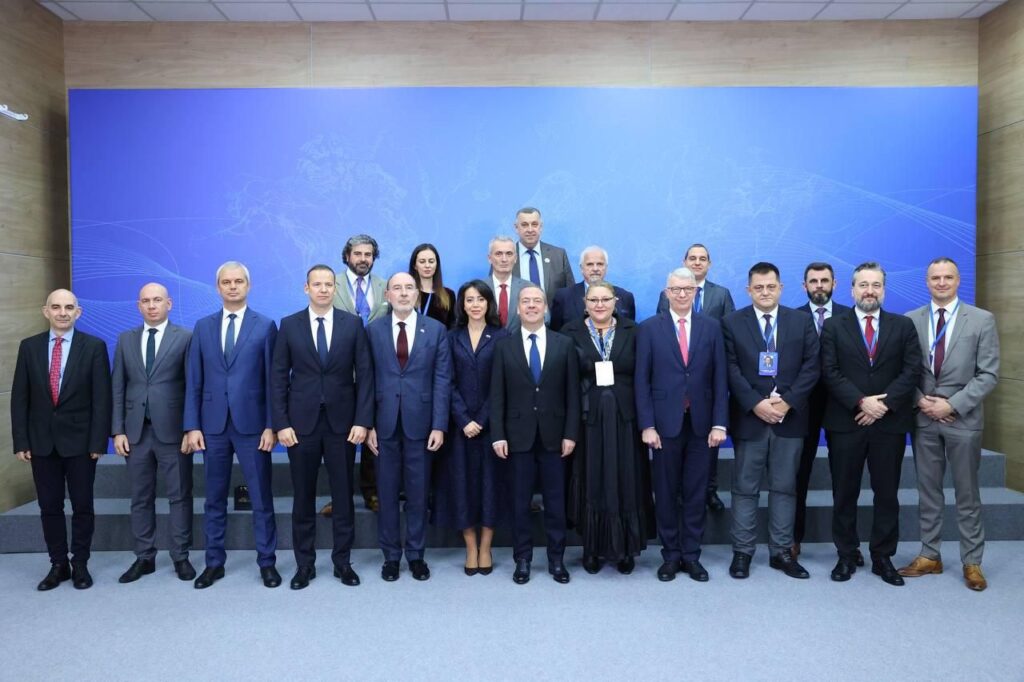  Diana Șoșoacă, umăr la umăr cu Medvedev la Congresul BRICS unde fostul lider rus i-a lăudat discursul