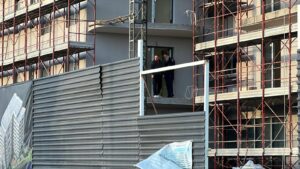 Moarte pe șantierul Blu by Himson din Iași: muncitorul decedat ar fi fost adus pe șantier de un frate, fără știrea conducerii