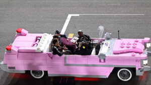 Piloții F1 câștigători la Las Vegas au fost plimbați c-o decapotabilă făcută din piese Lego