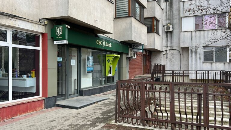 Jaf la o bancă din Iași. Un bărbat de 50 de ani a fost reținut după ce a șterpelit 68.650 de lei și 9.750 de euro dintr-o agenție din municipiu/UPDATE