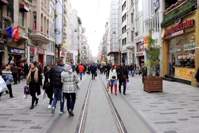 Doi români, răniţi într-un incident armat, în piaţa Taksim din Istanbul