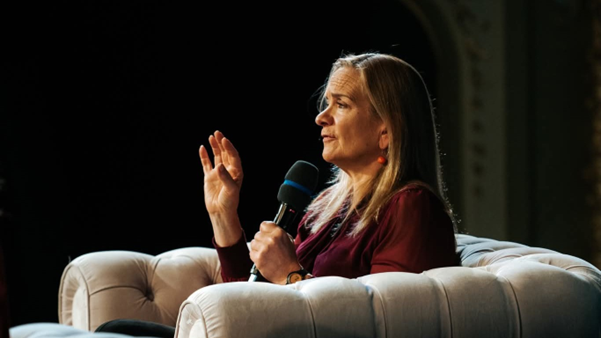  „M-a impresionat credința românilor, Sfânta Parascheva! În Anglia la catedrală găsești mai mult turiști. Nu mai e credință”. Interviu ZDI cu scriitoarea Tracy Chevalier