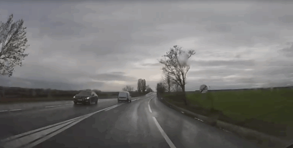  VIDEO Imagini incredibile de la Iași: mod de conducere de-a dreptul inconștient, pe carosabil umed. Accidente grave evitate la limită