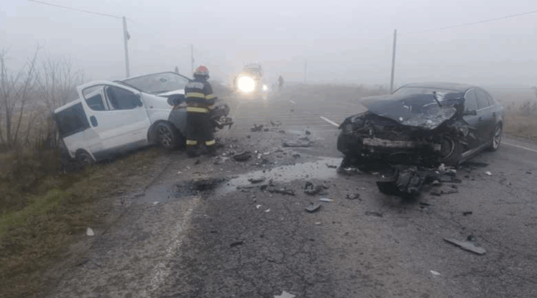 Trei răniți într-un accident pe DN 14 între două mașini și un microbuz