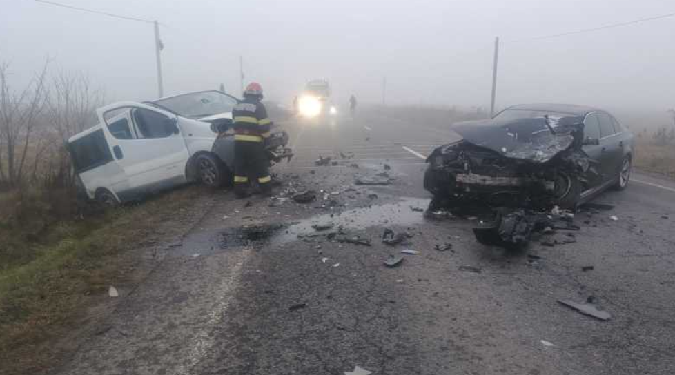  Trei răniți într-un accident pe DN 14 între două mașini și un microbuz
