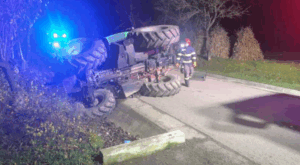 Botoșani: Trei bărbați au ajuns la spital după ce tractorul în care se aflau s-a răsturnat