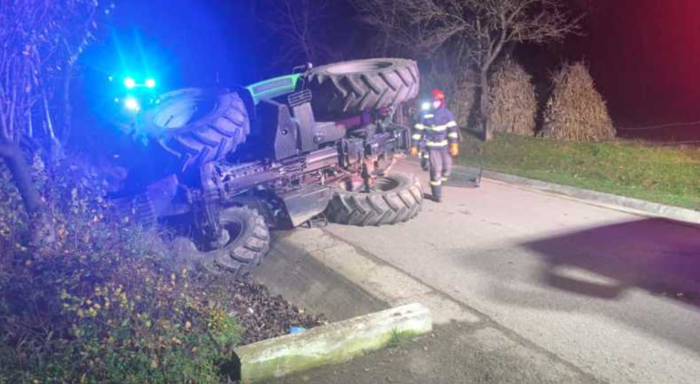  Botoșani: Trei bărbați au ajuns la spital după ce tractorul în care se aflau s-a răsturnat