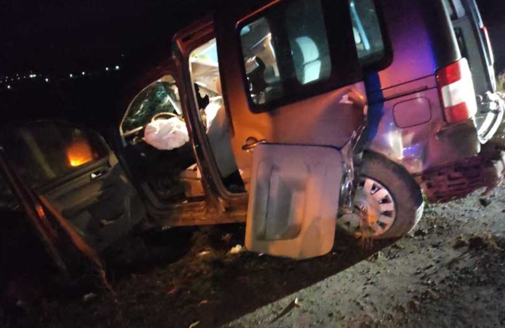  Două persoane rănite în Suceava după ce o mașină a fost lovită de tren