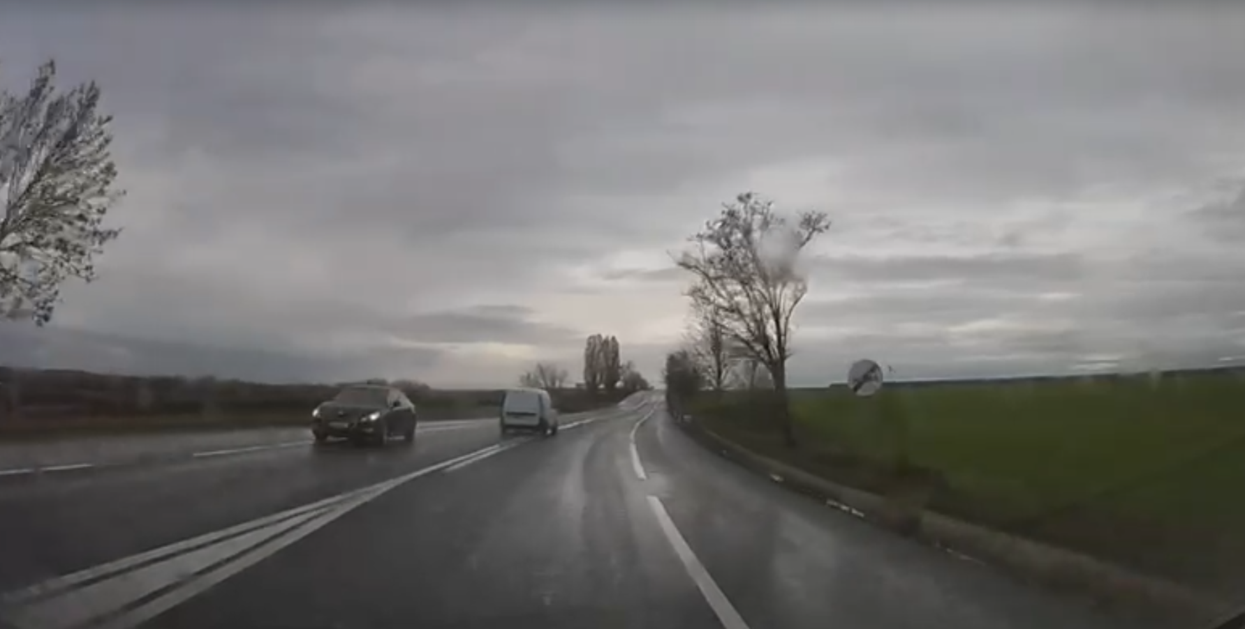 VIDEO Imagini incredibile de la Iași: mod de conducere de-a dreptul inconștient, pe carosabil umed. Accidente grave evitate la limită