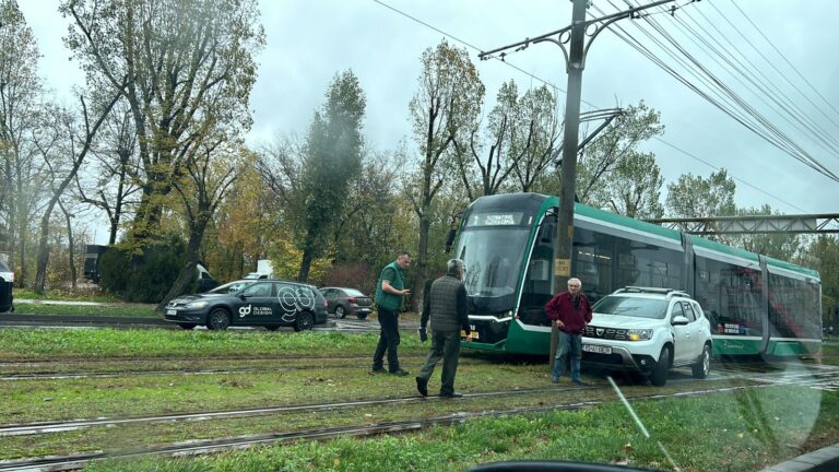 Accident pe Calea Chișinăului. Un autoturism a fost izbit de un tramvai - FOTO/VIDEO