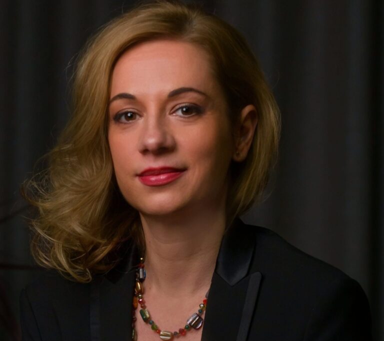 Scriitoarea și profesoara Oana Paler: „În programa de Bacalaureat nu este nicio autoare femeie” – interviu ZDI