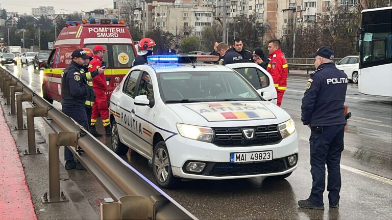 Un ucrainean care nu dădea de familie a vrut să se arunce de pe Podul Nicolina. Cum a fost convins să coboare VIDEO/FOTO