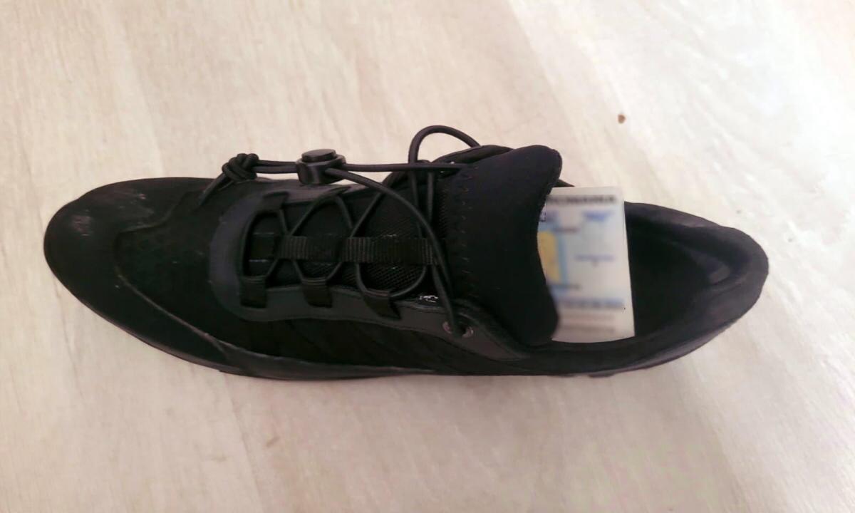  Mai ceva ca un ou Kinder: pantoful cu surprize de la Sculeni. Basarabean prins cu buletin fals în încălțăminte