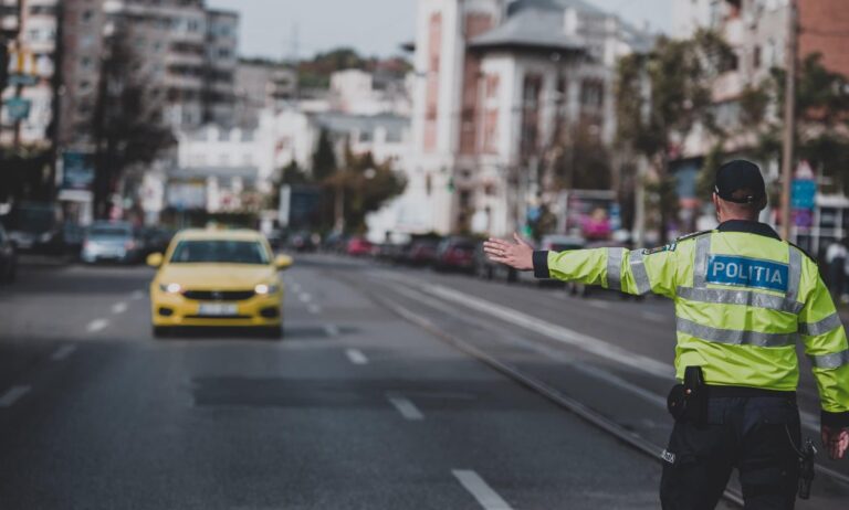 Dat de gol de faza lungă: polițiștii și-au pus mâinile-n cap după ce au oprit un șofer pe strada Gării. A fost reținut 24 de ore