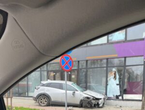 Accident grav pe bulevardul Independenței: manevră imprudentă care putea avea consecințe tragice. Mașina a fost la un pas să intre în magazine/VIDEO