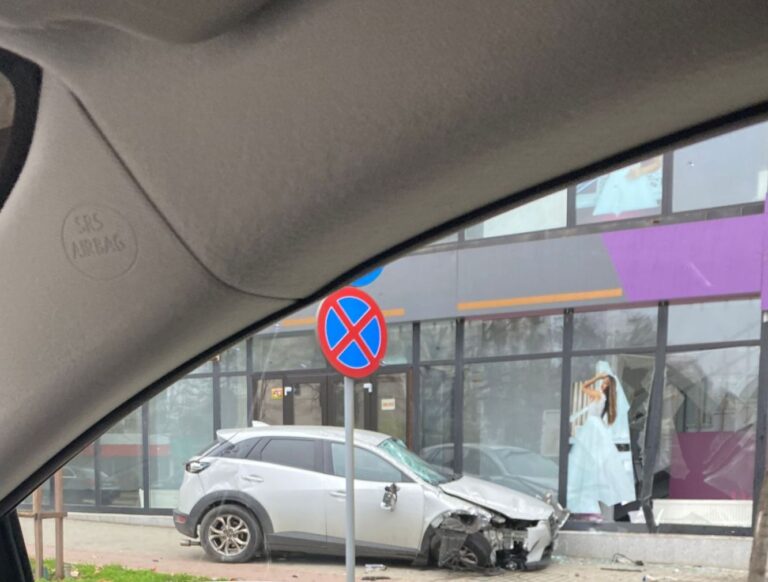 Accident grav pe bulevardul Independenței: manevră imprudentă care putea avea consecințe tragice. Mașina a fost la un pas să intre în magazine/VIDEO