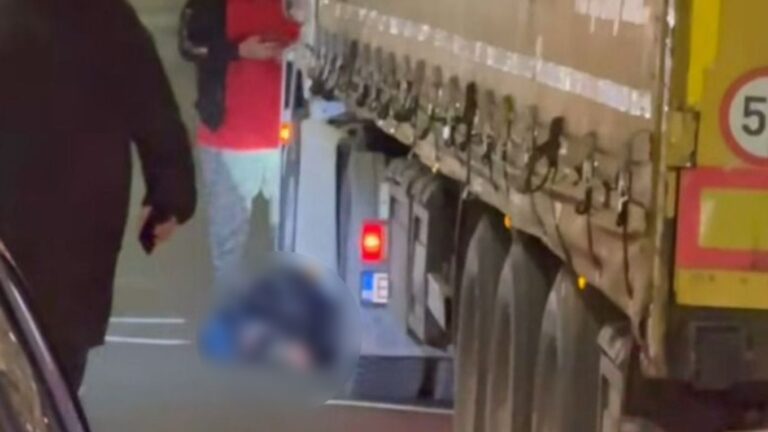 VIDEO | Grav accident de circulație în București. Un pieton a murit după ce a fost lovit de un TIR