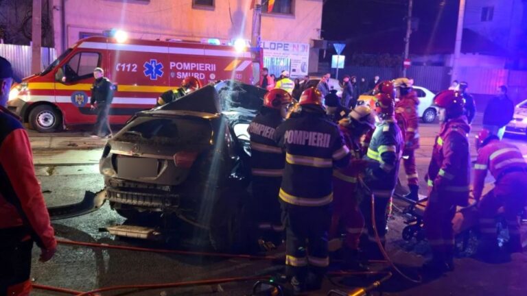 Accident grav în București. O tânără de 20 de ani a murit după ce mașina condusă de prietena ei a intrat într-un stâlp de iluminat