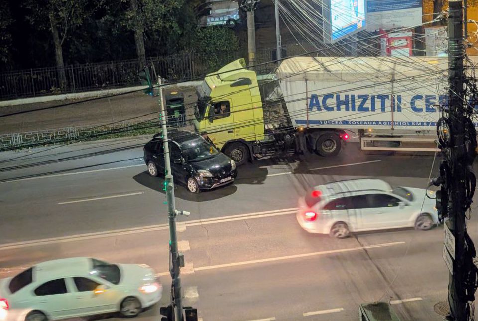  Tamponare în zona Granit din Iași. Un camion a lovit un autoturism