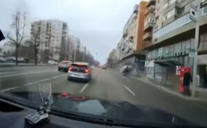 Accident violent în centrul Iașului – O mașină s-a răstunat de mai multe ori (VIDEO)