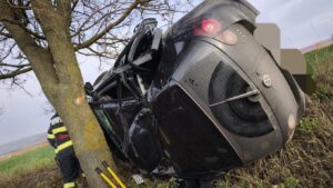 Un șofer începător și-a băgat mama și fratele mai mic în spital după ce s-a răsturnat cu mașina în apropiere de Botoșani